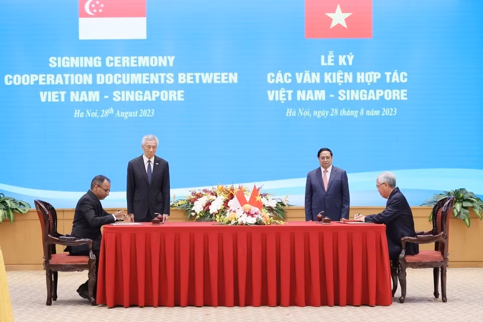 Thủ tướng Phạm Minh Chính và Thủ tướng Singapore Lý Hiển Long chứng kiến ký Bản ghi nhớ về thúc đẩy phát triển cơ sở hạ tầng bền vững tại Thành phố Hồ Chí Minh giữa Ủy ban Nhân dân Thành phố Hồ Chí Minh và Cơ quan Hạ tầng châu Á, Singapore. (Ảnh: Dương Giang/TTXVN)