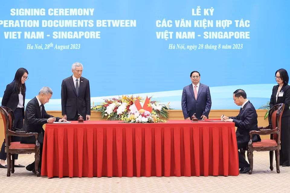 Thủ tướng Phạm Minh Chính và Thủ tướng Singapore Lý Hiển Long chứng kiến ký Thỏa thuận giữa Bộ Ngoại giao Việt Nam và Bộ Ngoại giao Singapore về Chương trình Nghiên cứu và Chương trình Nghiên cứu theo Chuyên đề dành cho cán bộ cao cấp Đảng Cộng sản Việt Nam (giai đoạn 2024 đến 2026). (Ảnh: Dương Giang/TTXVN)