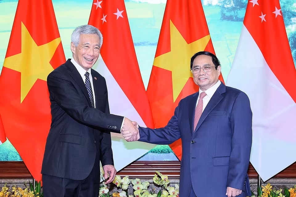 Thủ tướng Phạm Minh Chính và Thủ tướng nước Cộng hòa Singapore Lý Hiển Long. (Ảnh: Dương Giang/TTXVN)