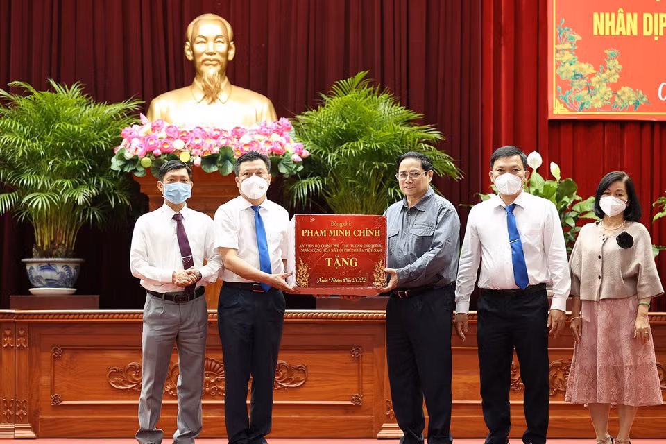Thủ tướng Phạm Minh Chính chúc Tết đại diện các lực lượng tuyến đầu chống dịch COVID-19. (Ảnh: Dương Giang/TTXVN)