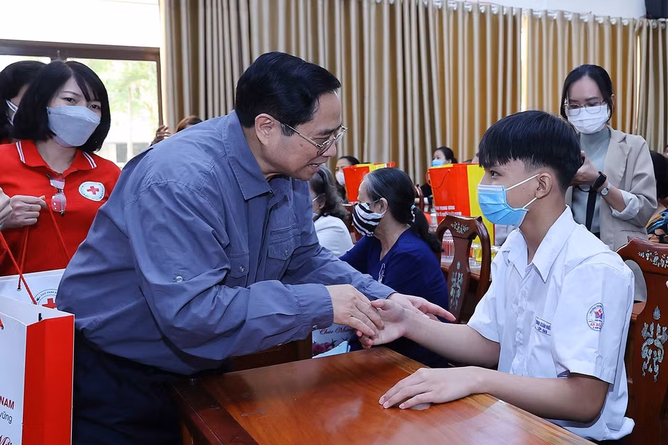  Thủ tướng Phạm Minh Chính chúc Tết, thăm hỏi động viên người có hoàn cảnh khó khăn, nạn nhân chất độc da cam. (Ảnh: Dương Giang/TTXVN)