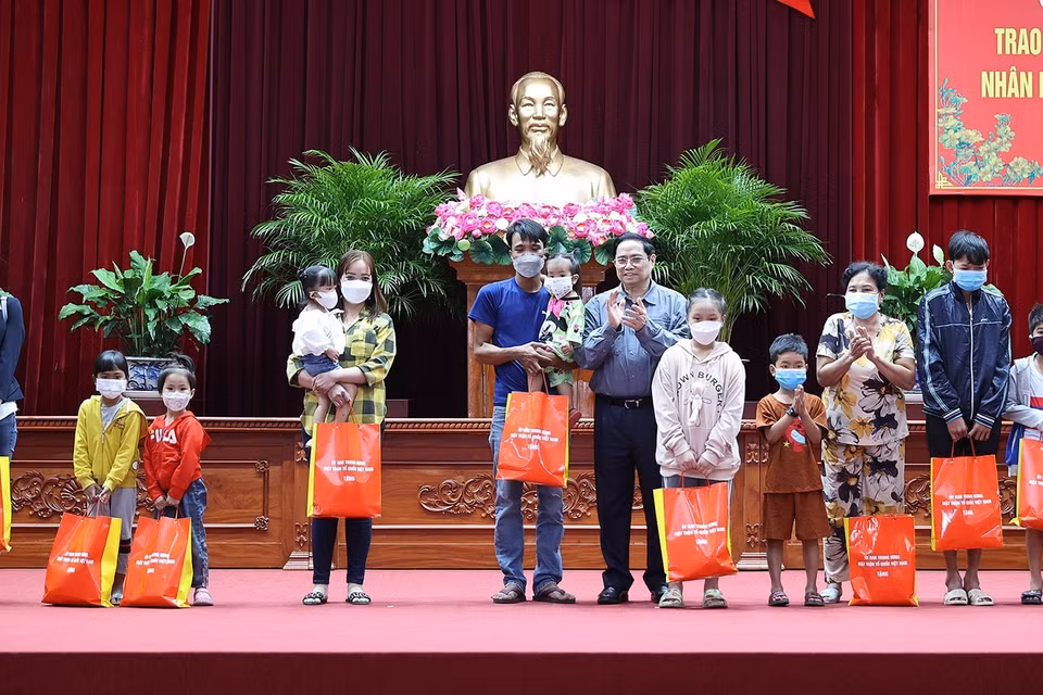Thủ tướng Phạm Minh Chính chúc Tết người có hoàn cảnh khó khăn, gia đình chính sách. (Ảnh: Dương Giang/TTXVN)