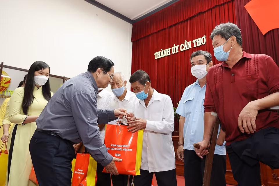 Thủ tướng Phạm Minh Chính chúc Tết, thăm hỏi động viên, thương binh, gia đình liệt sỹ. (Ảnh: Dương Giang/TTXVN)