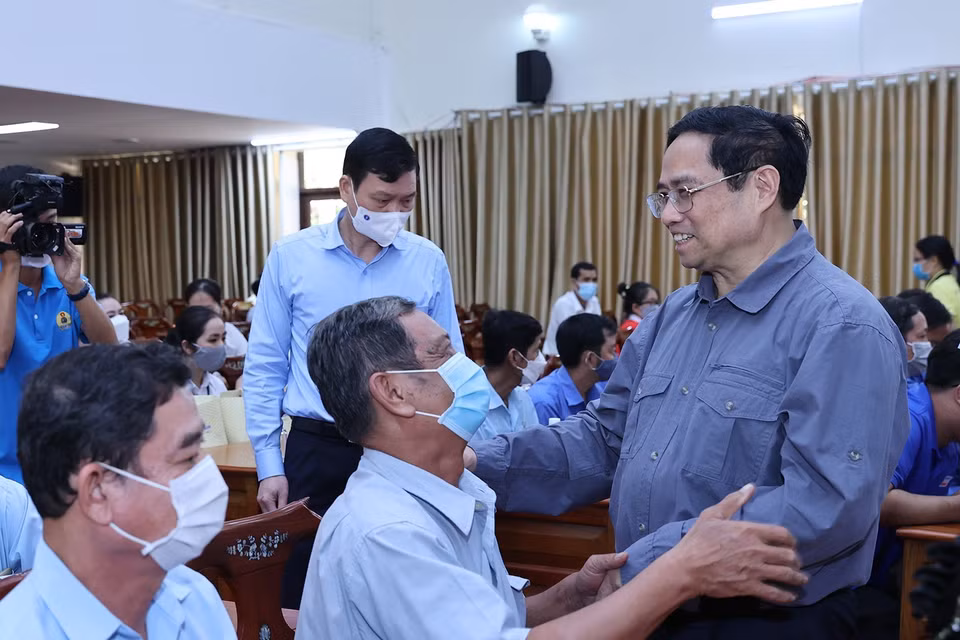 Thủ tướng Phạm Minh Chính chúc Tết, thăm hỏi động viên, thương binh, gia đình liệt sỹ. (Ảnh: Dương Giang/TTXVN)
