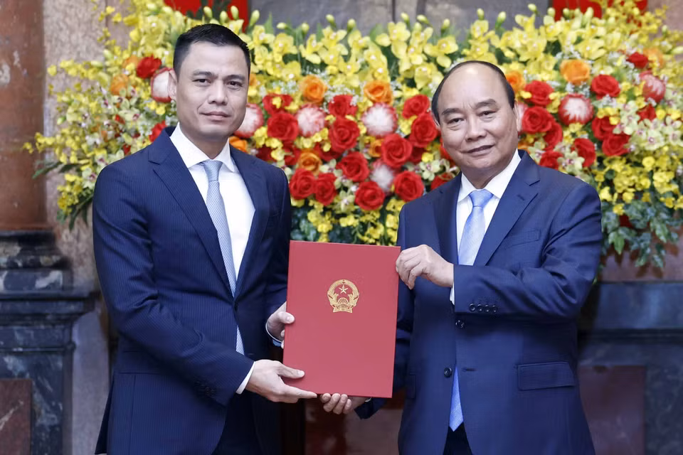 Chủ tịch nước Nguyễn Xuân Phúc trao Quyết định bổ nhiệm Thứ trưởng Ngoại giao Đặng Hoàng Giang. (Ảnh: Thống Nhất/TTXVN)