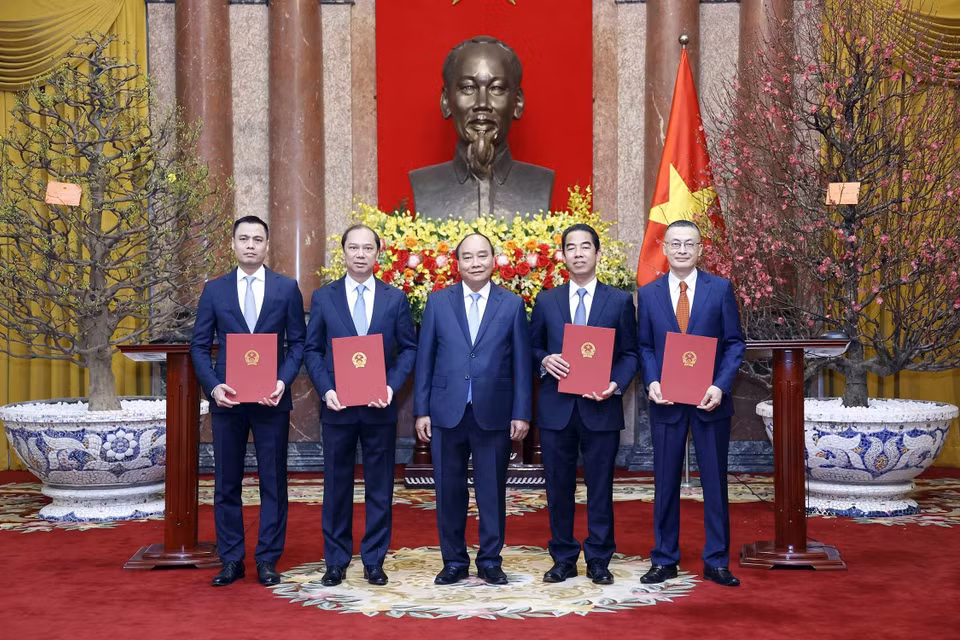 Chủ tịch nước Nguyễn Xuân Phúc trao Quyết định bổ nhiệm cho các Thứ trưởng Ngoại giao. (Ảnh: Thống Nhất/TTXVN)