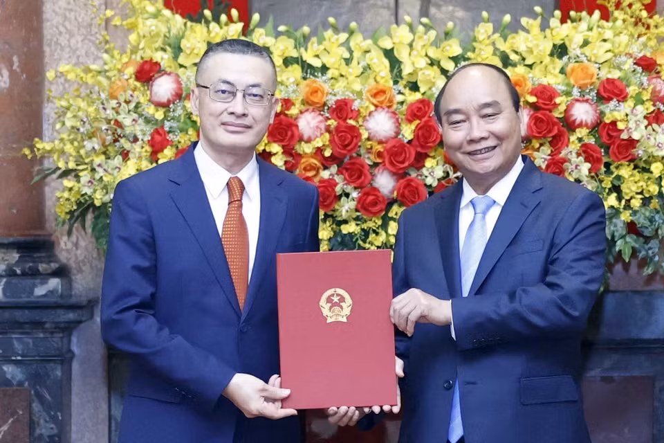 Chủ tịch nước Nguyễn Xuân Phúc trao Quyết định bổ nhiệm cho Thứ trưởng Ngoại giao Vũ Quang Minh. (Ảnh: Thống Nhất/TTXVN)