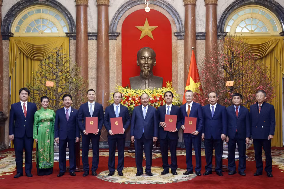 Chủ tịch nước Nguyễn Xuân Phúc trao Quyết định bổ nhiệm cho các Thứ trưởng Ngoại giao. (Ảnh: Thống Nhất/TTXVN)
