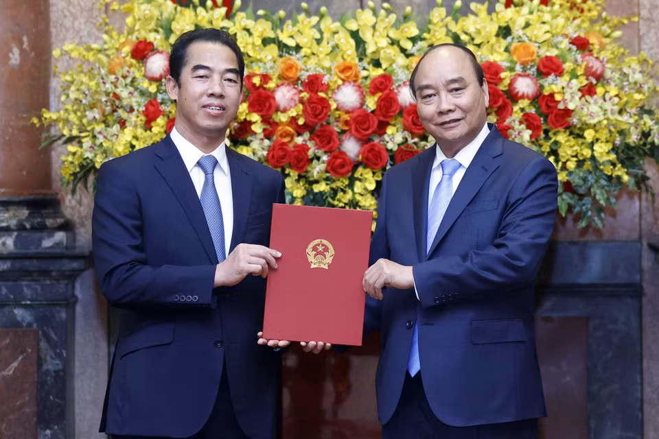 Chủ tịch nước Nguyễn Xuân Phúc trao Quyết định bổ nhiệm cho Thứ trưởng Ngoại giao Tô Anh Dũng. (Ảnh: Thống Nhất/TTXVN)