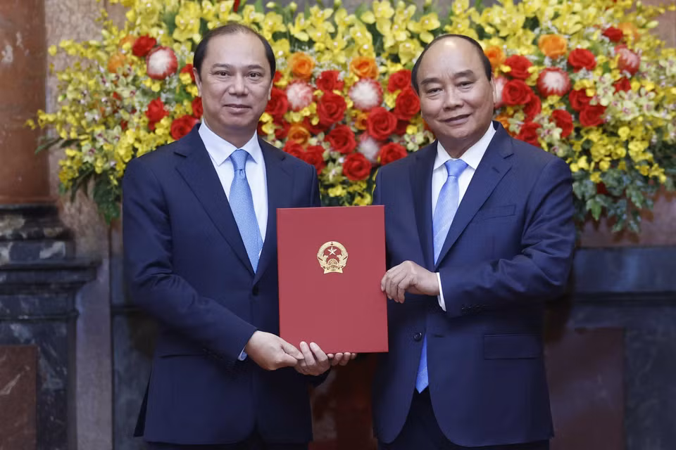 Chủ tịch nước Nguyễn Xuân Phúc trao Quyết định bổ nhiệm cho Thứ trưởng Ngoại giao Nguyễn Quốc Dũng.(Ảnh: Thống Nhất/TTXVN)