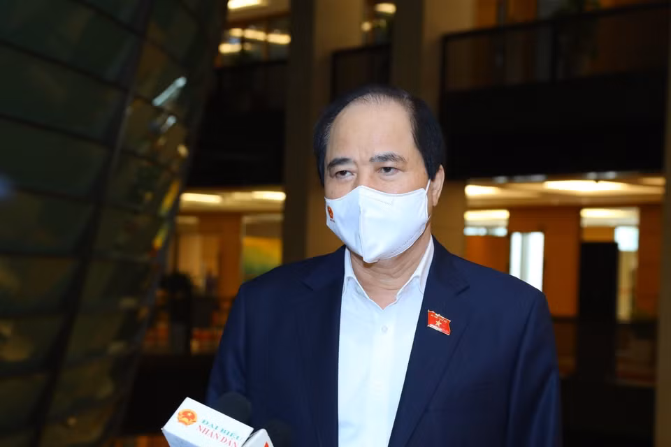 Đại biểu Quốc hội thành phố Hà Nội Trương Xuân Cừ trả lời báo chí bên hành lang Quốc hội. (Ảnh: Doãn Tấn/TTXVN)