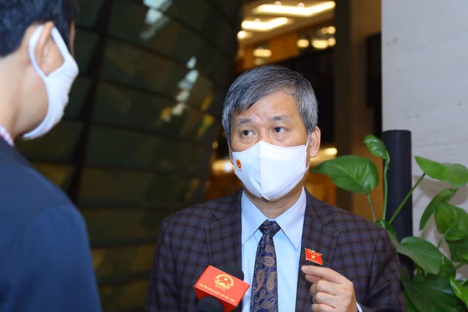 Đại biểu Quốc hội thành phố Hà Nội Nguyễn Anh Trí trả lời báo chí bên hành lang Quốc hội. (Ảnh: Doãn Tấn/TTXVN)