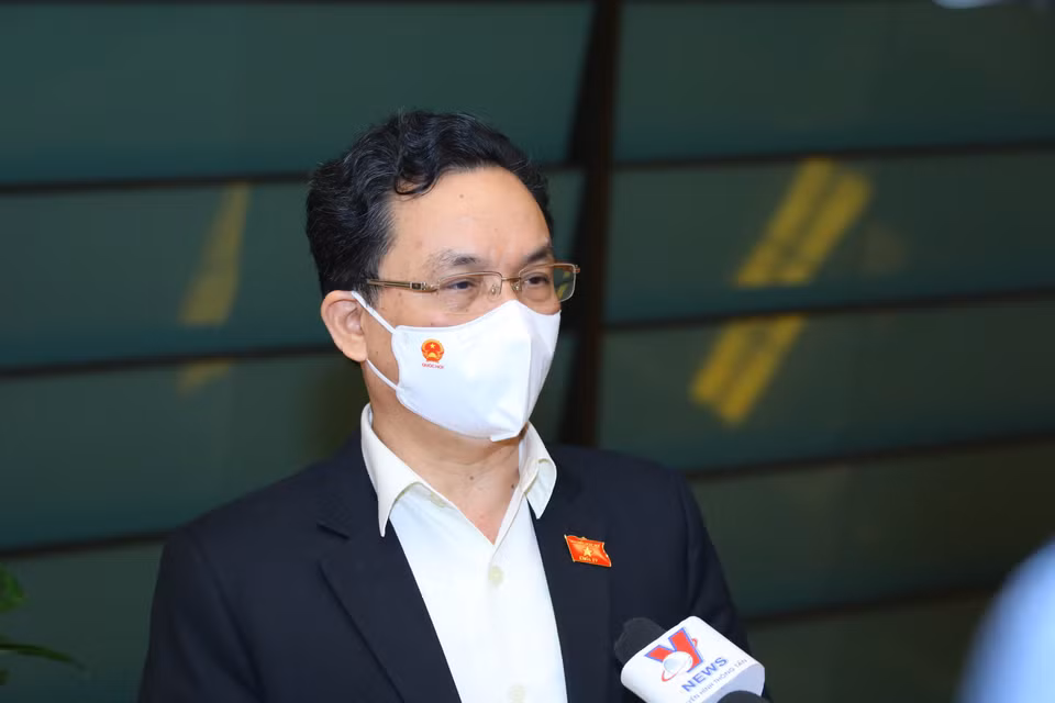 Đại biểu Quốc hội thành phố Hà Nội Hoàng Văn Cường trả lời báo chí bên hành lang Quốc hội. (Ảnh: Doãn Tấn/TTXVN)