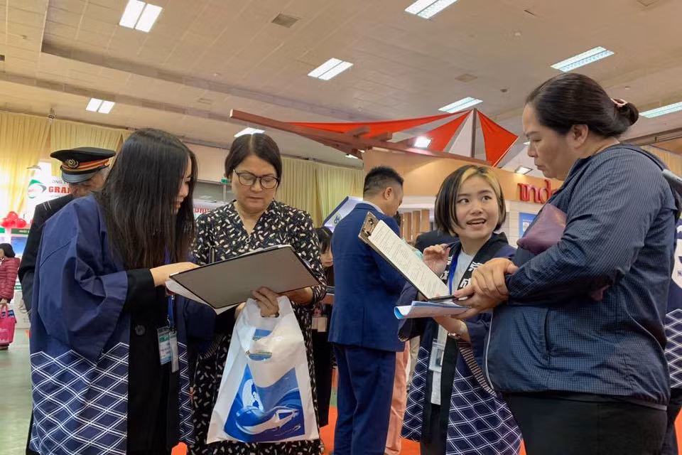 Khá đông du khách Việt tại gian hàng của Nhật Bản. (Ảnh: PV/Vietnam+)