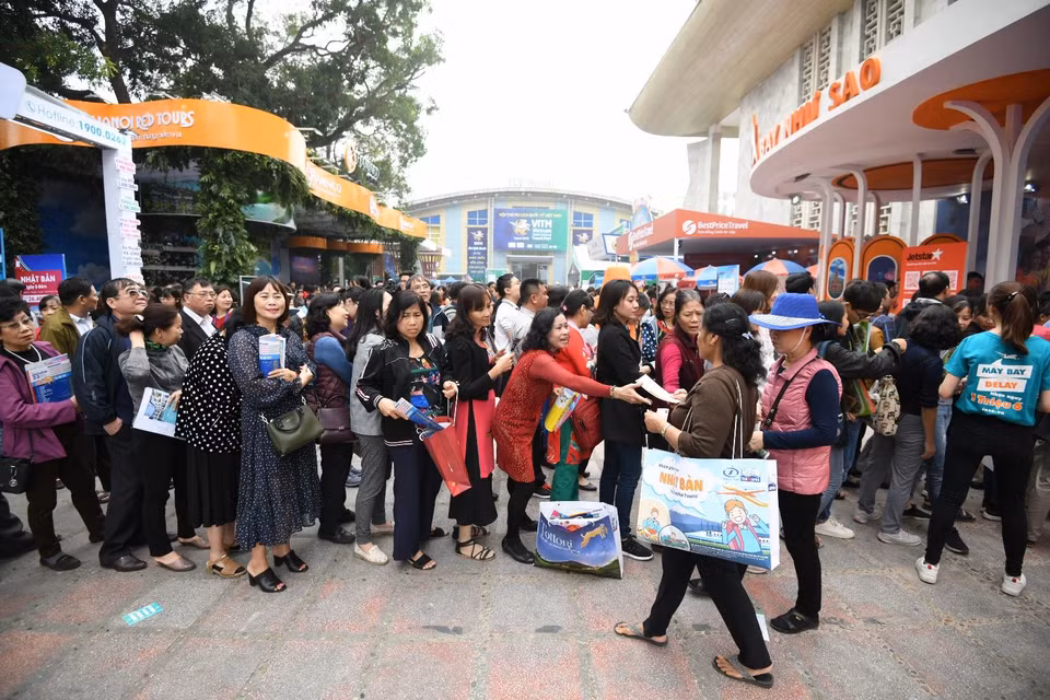 Rất đông người dân đến từ sớm xếp hàng mua vé giá rẻ.(Ảnh: PV/Vietnam+)