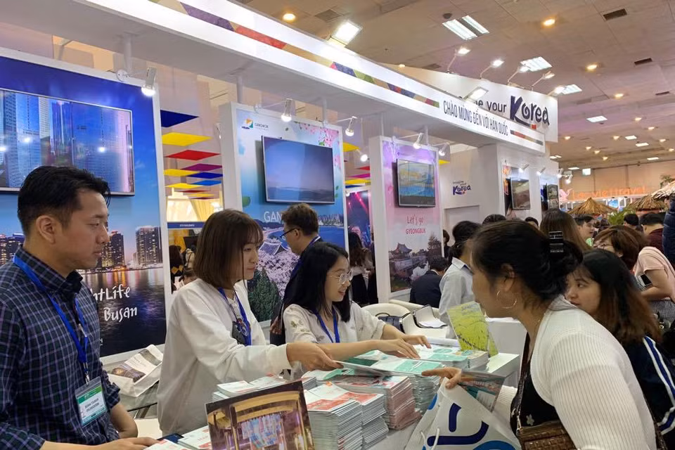 Gian hàng giới thiệu du lịch Hàn Quốc thu hút khá đông khách hàng trẻ tuổi. (Ảnh: PV/Vietnam+)