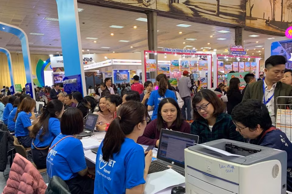 Không khí sôi động ở Hội chợ ngay từ sớm với các giao dịch nhanh chóng được ký kết. (Ảnh: PV/Vietnam+)