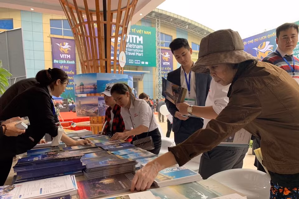 Người dân rất quan tâm tới các chương trình tour tại hội chợ bởi giá ưu đãi tới 50%. (Ảnh: PV/Vietnam+)
