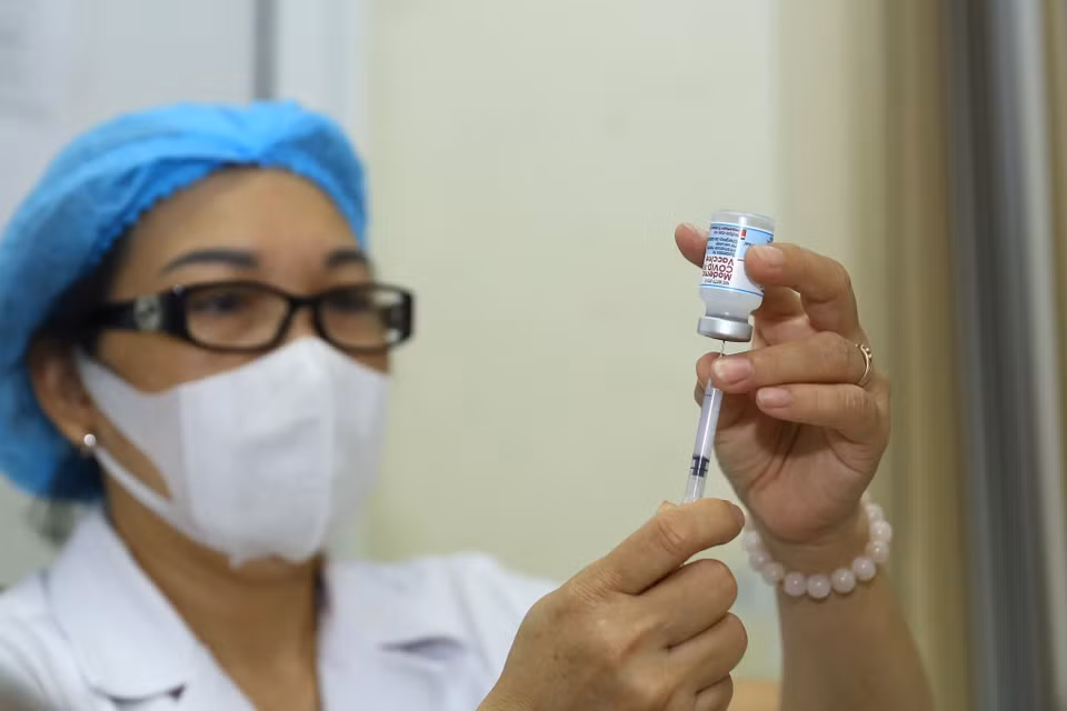 Vaccine Moderna được tiêm cho người dân điểm tiêm Trường tiểu học Nguyễn Du (Hoàn Kiếm) sáng 28/7. (Ảnh: Hoàng Hiếu/TTXVN)