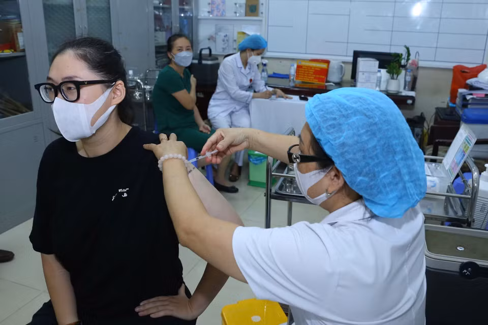 Tiêm vaccine Moderna cho người dân quận Hoàn Kiếm sáng 28/7. (Ảnh: Hoàng Hiếu/TTXVN)