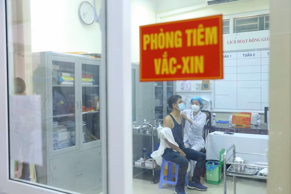 Từ 27/7, Hà Nội bắt đầu chiến dịch tiêm chủng vaccine ngừa COVID-19 lớn nhất trong lịch sử, dự kiến từ tháng 7/2021 đến 4/2022, cho trên 5,1 triệu người dân, xếp theo thứ tự ưu tiên, sau đó mở rộng sang các đối tượng khác tại các trung tâm y tế quận, huyện, thị xã với cả ba loại vaccine gồm AstraZeneca, Pfizer và Moderna. (Ảnh: Hoàng Hiếu/TTXVN)
