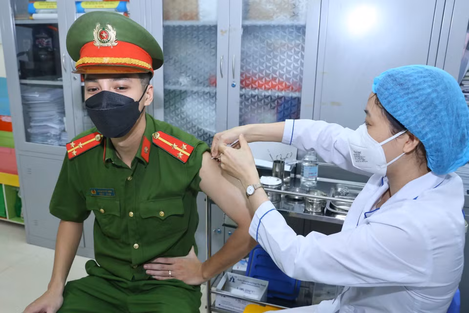 Tiêm vaccine Moderna cho đối tượng ưu tiên quận Hoàn Kiếm sáng 28/7. (Ảnh: Hoàng Hiếu/TTXVN)