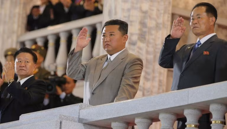 Nhà lãnh đạo Triều Tiên Kim Jong-un tham dự cuộc duyệt binh ở Bình Nhưỡng, trong bức ảnh do Hãng Thông tấn Trung ương Triều Tiên KCNA cung cấp vào ngày 9/9/2021. (Nguồn: cnn.com)