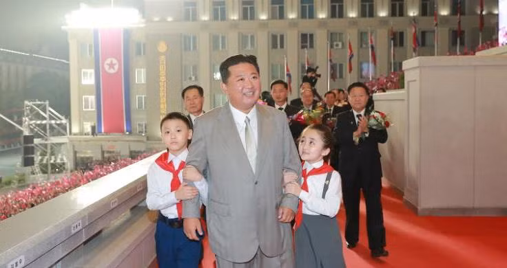 Nhà lãnh đạo Kim Jong-un tham dự lễ duyệt binh nhân kỷ niệm 73 năm ngày thành lập Triều Tiên tại Bình Nhưỡng, trong bức ảnh do Hãng thông tấn Trung ương Triều Tiên cung cấp vào ngày 9/9/2021. (Nguồn: cnn.com)