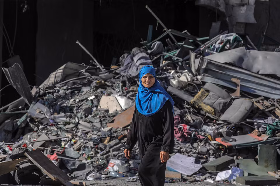 Ngày 14/5, Israel tiếp tục bắn phá Dải Gaza bằng các cuộc không kích và đạn pháo, phớt lờ những lời kêu gọi bình tĩnh của quốc tế. (Ảnh: EPA)
