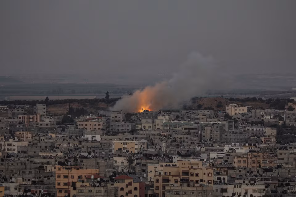 Khói bốc lên sau cuộc không kích của Israel tại khu phố al-Shejaeiya ở phía đông thành phố Gaza. (Ảnh: EPA)