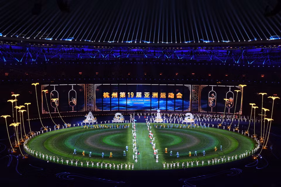 Các nghệ sỹ biểu diễn tại Lễ Bế mạc ASIAD 2023 trên Sân vận động Olympic Hàng Châu. (Ảnh: THX/TTXVN)