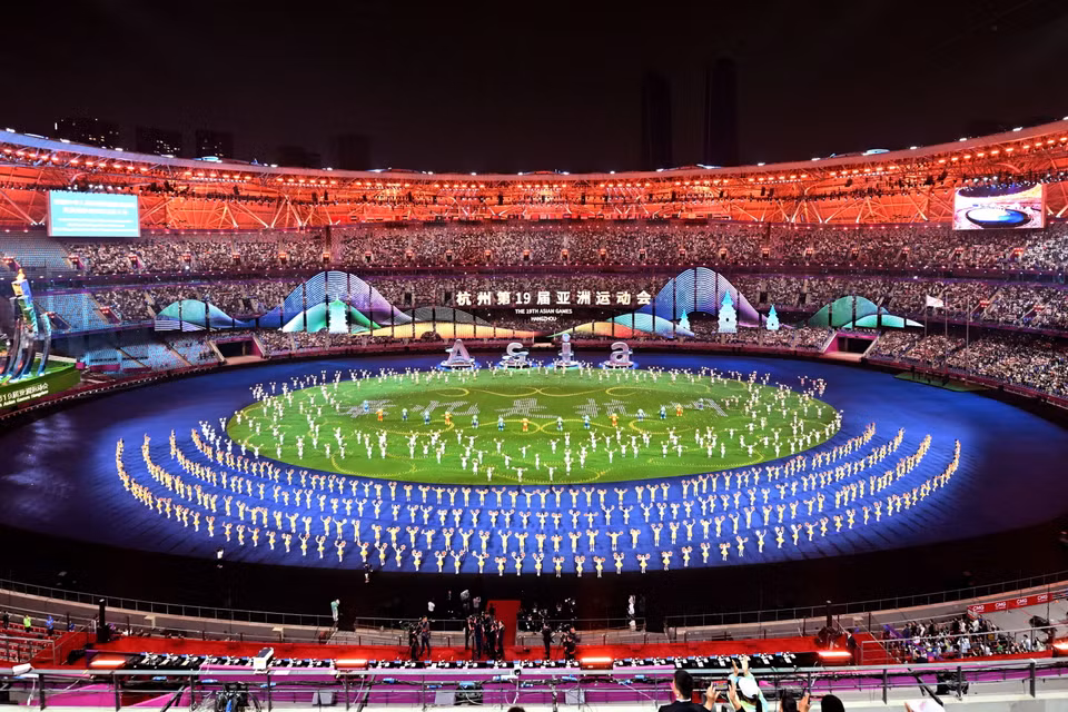 Các nghệ sỹ biểu diễn tại Lễ Bế mạc ASIAD 2023 ở Hàng Châu, Trung Quốc tối 8/10. (Ảnh: THX/TTXVN)