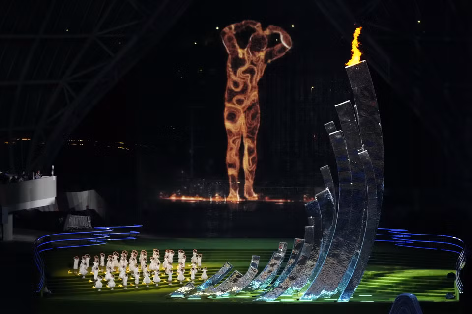 Ngọn đuốc ASIAD 19 tắt sau khi người khổng lồ kỹ thuật số và các bé gái tạo biểu tượng trái tim trong Lễ Bế mạc. (Ảnh: THX/TTXVN)