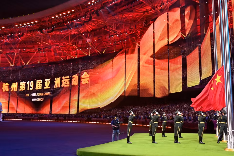 Nghi thức thượng cờ Trung Quốc tại Lễ Bế mạc ASIAD 2023 trên Sân vận động Olympic Hàng Châu. (Ảnh: THX/TTXVN)