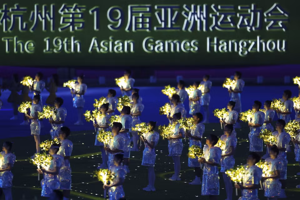 Màn biểu diễn nghệ thuật độc đáo tại Lễ Bế mạc ASIAD 2023 trên Sân vận động Olympic Hàng Châu tối 8/10. (Ảnh: THX/TTXVN)