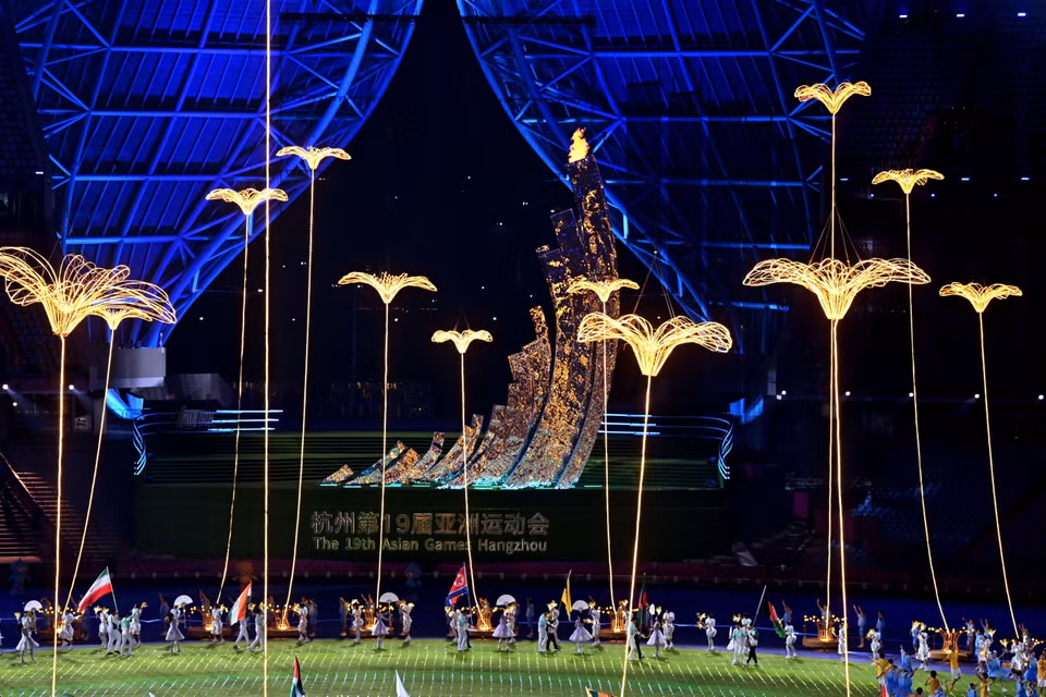 Màn biểu diễn nghệ thuật tại Lễ Bế mạc ASIAD 2023 trên Sân vận động Olympic Hàng Châu tối 8/10. (Ảnh: THX/TTXVN)