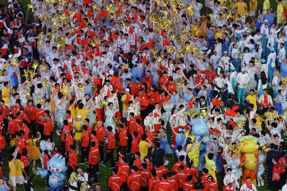 Các đoàn thể thao diễu hành vào Sân vận động Olympic Hàng Châu trong Lễ Bế mạc ASIAD 2023. (Ảnh: THX/TTXVN)