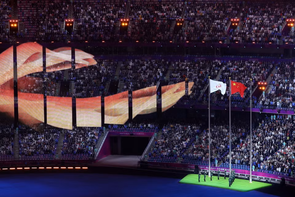 Nghi thức thượng cờ Trung Quốc tại Lễ Bế mạc ASIAD 2023 trên Sân vận động Olympic Hàng Châu. (Ảnh: THX/TTXVN)