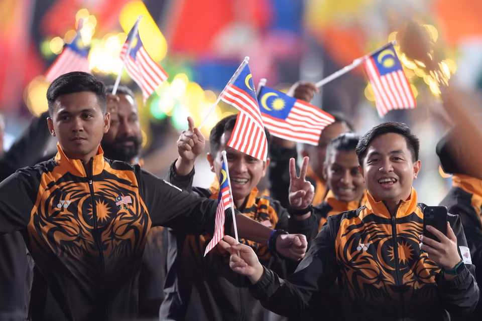 Đoàn Thể thao Malaysia diễu hành trên Sân vận động Olympic Hàng Châu trong Lễ Bế mạc ASIAD 2023. (Ảnh: THX/TTXVN)