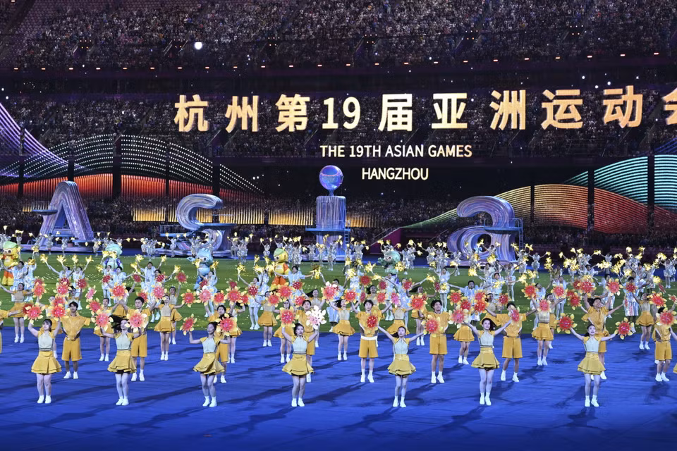 Màn biểu diễn nghệ thuật tại Lễ Bế mạc ASIAD 2023 trên Sân vận động Olympic Hàng Châu tối 8/10. (Ảnh: THX/TTXVN)