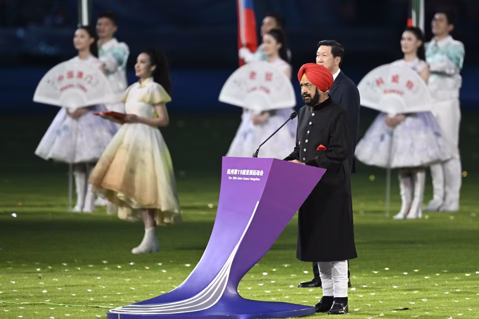 Quyền Chủ tịch Ủy ban Olympic châu Á (OCA) Raja Randhir Singh phát biểu bế mạc ASIAD 2023. (Ảnh: THX/TTXVN)