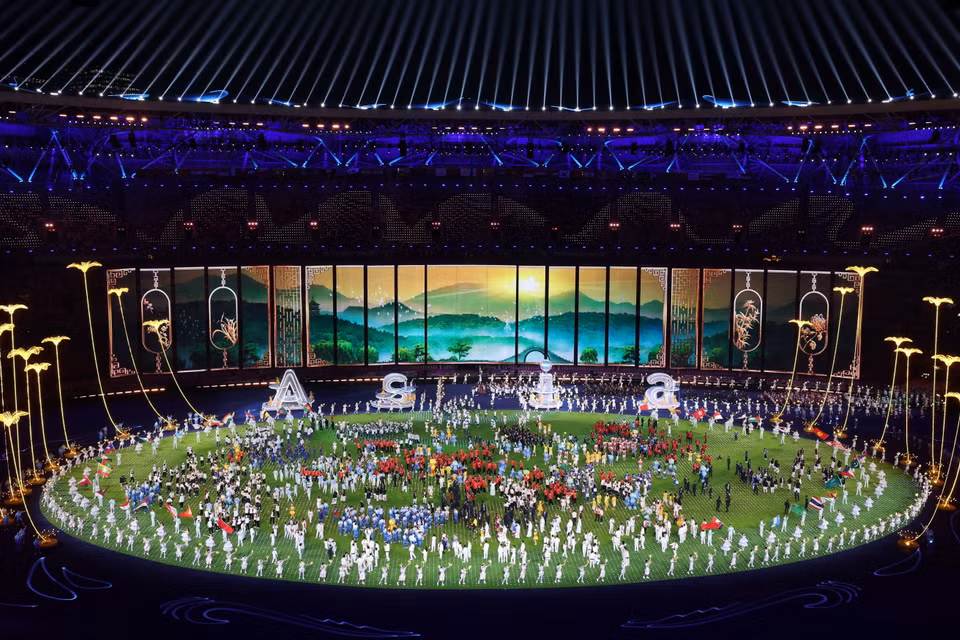 Các nghệ sỹ biểu diễn tại Lễ Bế mạc ASIAD 2023 trên Sân vận động Olympic Hàng Châu tối 8/10. (Ảnh: THX/TTXVN)
