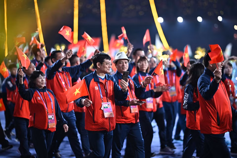 Đoàn Thể thao Việt Nam diễu hành trên Sân vận động Olympic Hàng Châu trong Lễ Bế mạc ASIAD 2023. (Ảnh: AFP/TTXVN)