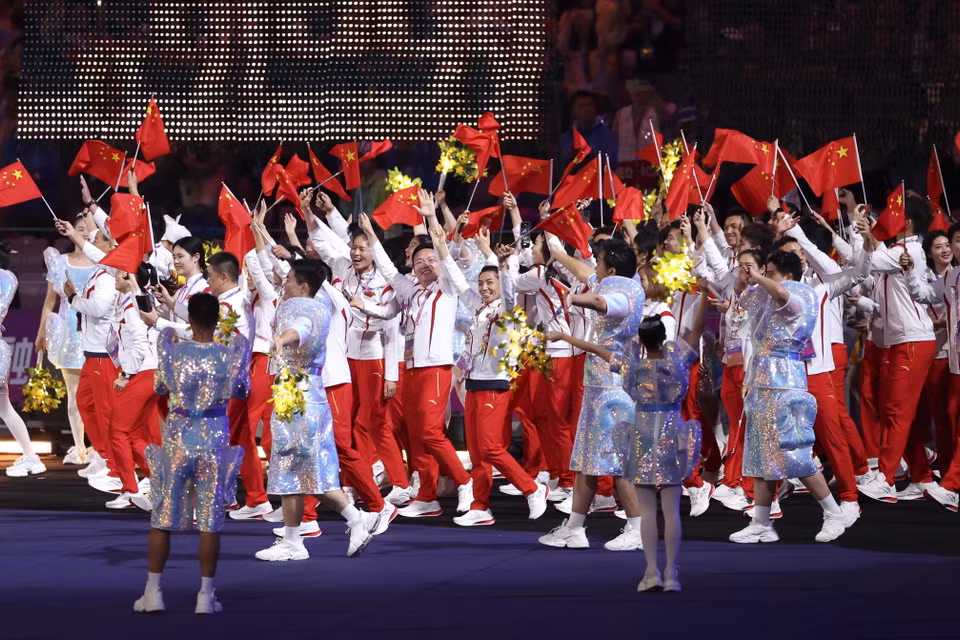 Đoàn thể thao Trung Quốc diễu hành trên Sân vận động Olympic Hàng Châu trong Lễ Bế mạc ASIAD 2023. (Ảnh: THX/TTXVN)