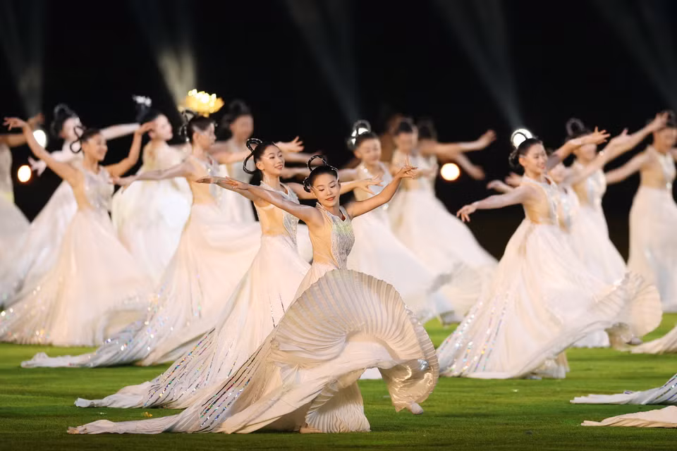 Các nghệ sỹ biểu diễn tại Lễ Bế mạc ASIAD 2023 trên Sân vận động Olympic Hàng Châu tối 8/10/2023. (Ảnh: THX/TTXVN)