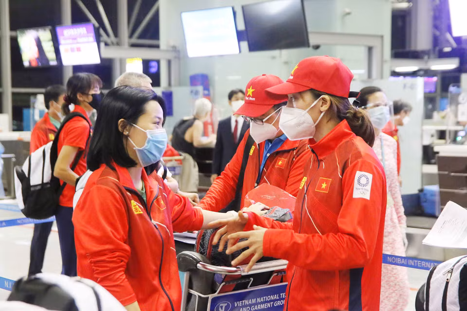 Tối qua (18/7), 43 thành viên của đoàn thể thao Việt Nam đã lên chuyến bay JL 752 của Hãng hàng không Quốc gia Nhật Bản để lên đường tham dự Olympic Tokyo 2020. (Ảnh: PV/Vietnam+) 