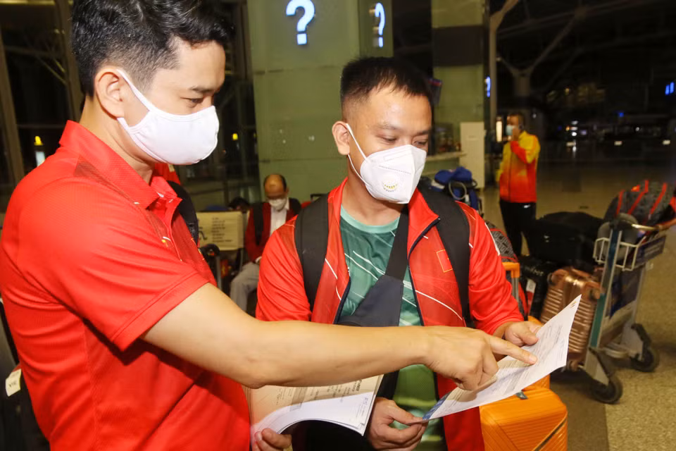 Do diễn biến phức tạp của đại dịch, khi vừa đặt chân xuống sân bay quốc tế Narita, cách trung tâm thủ đô Tokyo khoảng 60km, thành viên đoàn thể thao Việt Nam đồng thời xuất trình giấy chứng nhận âm tính COVID-19 khi kiểm tra tại Việt Nam và phải xét nghiệm lại một lần nữa. (Ảnh: PV/Vietnam+) 