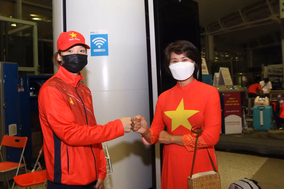Bà Lê Thị Hoàng Yến động viên vận động viên trước chuyến bay dài. (Ảnh: PV/Vietnam+)