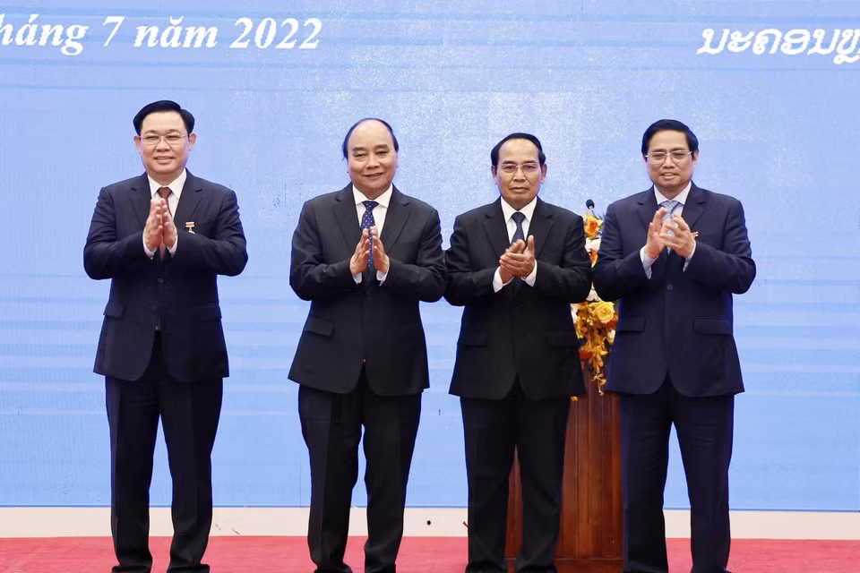 Chủ tịch nước Nguyễn Xuân Phúc chứng kiến lễ trao tặng Huân chương Vàng Quốc gia do ông Bounthong Chitmany, Ủy viên Bộ Chính trị, Thường trực Ban Bí thư Trung ương Đảng Nhân dân cách mạng Lào, Phó Chủ tịch nước Cộng hòa dân chủ Nhân dân Lào cho ông Phạm Minh Chính, Uỷ viên Bộ Chính trị, Thủ tướng Chính phủ và ông Vương Đình Huệ, Uỷ viên Bộ Chính trị, Chủ tịch Quốc hội. (Ảnh: Thống Nhất/TTXVN)