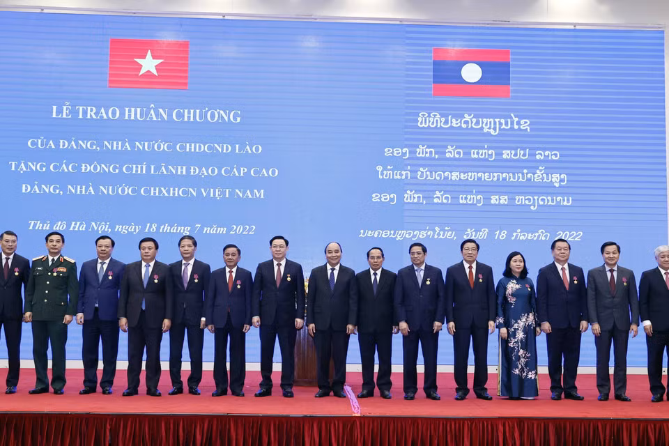 Chủ tịch nước Nguyễn Xuân Phúc, Thủ tướng Chính phủ Phạm Minh Chính, Chủ tịch Quốc hội Vương Đình Huệ, ông Bounthong Chitmany - Ủy viên Bộ Chính trị, Thường trực Ban Bí thư Trung ương Đảng Nhân dân cách mạng Lào, Phó Chủ tịch nước Cộng hòa dân chủ Nhân dân Lào cùng các lãnh đạo Đảng, Nhà nước tại buổi lễ. (Ảnh: Thống Nhất/TTXVN)